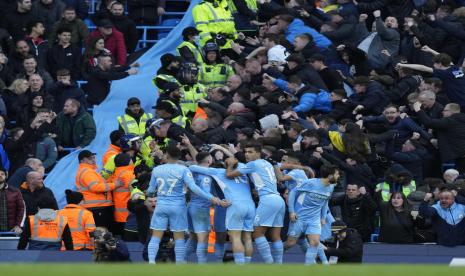 Manchester City memimpin sementara 2-1 atas Manchester United di laga Liga Primer Inggris pada Ahad (6/3/2022).