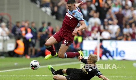 Oleksandr Zinchenko (bawah) mengganjal  Declan Rice (atas) pada laga liga Inggris antara  West Ham United  melawan Manchester City  di London Stadium, London, beberapa waktu lalu.