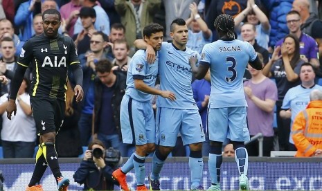 Manchester City's Sergio Aguero (2nd R) celebrates scoring a penalty during their English Premier League soccer match against Tottenham Hotspur at the Etihad Stadium in Manchester, northern England October 18, 2014. 