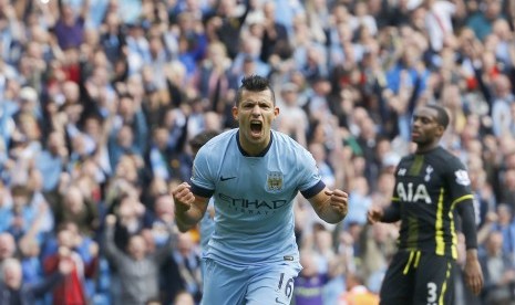 Manchester City's Sergio Aguero celebrates scoring his third goal during their English Premier League soccer match against Tottenham Hotspur at the Etihad Stadium in Manchester, northern England October 18, 2014.