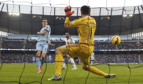 Manchester City's Stevan Jovetic (L) shoots to score a goal against Swansea City during their English Premier League soccer match at the Etihad stadium in Manchester, northern England November 22, 2014