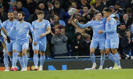 Manchester City unggul dari Brugge lebih dahulu lewat kaki Phil Foden (kedua dari kanan) pada matchday keempat Grup A Liga Champions, Kamis (4/11) dini hari WIB. Babak pertama berakhir imbang 1-1.