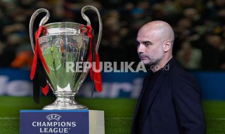 Manchester City vs Real Madrid di semifinal Liga Champions. Tampak pelatih Man City Pep Guardiola mengamati trofi Liga Champions.