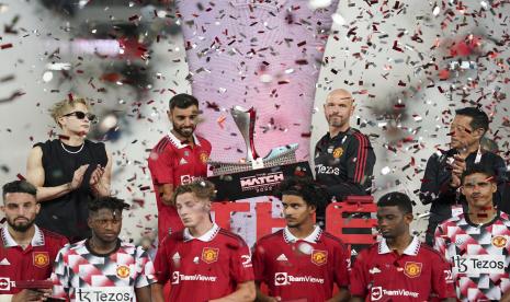  Manchester United Bruno Fernandes (kedua dari kiri) dan manajer Manchester United Erik ten Hag memegang trofi setelah memenangkan pertandingan sepak bola pra-musim mereka di stadion nasional Rajamangala Di Bangkok,Thailand, Selasa, 12 Juli 2022. Manchester United mengalahkan Liverpool 4-0.