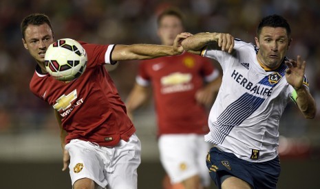 Manchester United defender Jonny Evans (6) and Los Angeles Galaxy forward Robbie Keane (7) battle for the ball during the first half at Rose Bowl