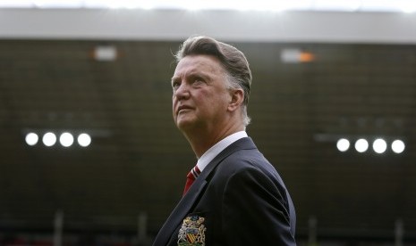 Manchester United manager Louis Van Gaal walks onto the pitch before their English Premier League soccer match against Sunderland at the Stadium of Light in Sunderland, northern England August 24, 2014