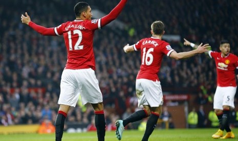 Manchester United's Chris Smalling (L) appeals for his goal against Hull City during their English Premier League soccer match at Old Trafford in Manchester, northern England, November 29, 2014