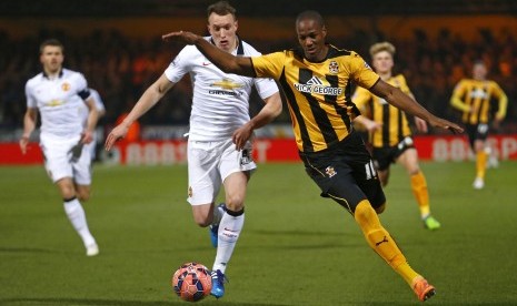 Manchester United's Phil Jones (L) chases Cambridge United's Tom Elliott during their English FA Cup 4th round soccer match at The Abbey Stadium in Cambridge, eastern England January 23, 2015.