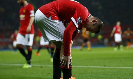 Manchester United's Wayne Rooney reacts to an injury during their English Premier League soccer match against Hull City at Old Trafford in Manchester, northern England, November 29, 2014. 