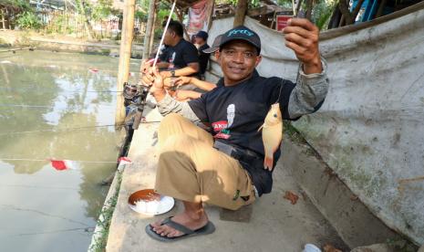 Mancing mania di Lampegan, Desa Bojongkunci, Kecamatan Pameungpeuk, Kabupaten Bandung, Jawa Barat. 