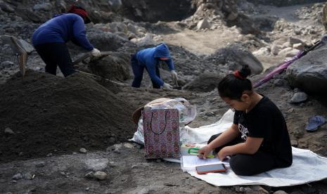 Manda (10) belajar secara daring di area penambangan pasir Lereng Gunung Merapi, Cangkringan, Sleman, D.I Yogyakarta, Senin (9/11/2020). Pelajar kelas V sekolah dasar tersebut memilih belajar secara daring di area penambangan pasir agar tetap mendapatkan perhatian maupun pengawasan dari orang tuanya yang berprofesi sebagai penambang pasir di kawasan itu. 