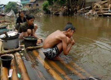 Mandi-mandi di sungai Ciliwung (ilustrasi).