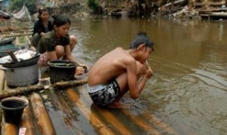 Mandi-mandi di sungai Ciliwung (ilustrasi).