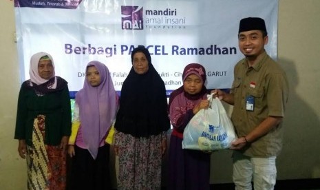 Mandiri Amal Insani berbagi santunan untuk warga di Garut.