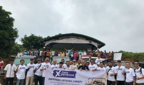 Mandiri Amal Insani (MAI) Foundation bekerjasama dengan Mandiri Offroad menggelar Mandirian Offroad Charity di lingkungan Nirmala, Desa Malasari, Kecamatan Nanggung, Kabupaten Bogor, Jawa Barat, Sabtu, (26/5).