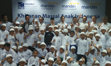 Mandiri Amal Insani (MAI) Foundation menggelar Khitanan Massal Anak Indonesia di Jalan Gatot Subroto, Jakarta, untuk 600 anak yang berasal dari kalangan yatim dan dhuafa.