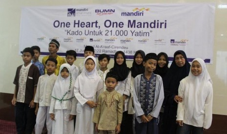 Mandiri Amal Insani (MAI) Foundation menggelar santunan  anak yatim di Masjid Al A’raaf, Perumahan Bukit Cireundeu, Ciputat, Sabtu (17/6).