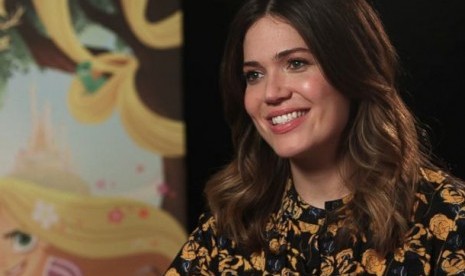 Mandy Moore tampil di acara resmi pertama kalinya di Emmy 2021 setelah melahirkan.