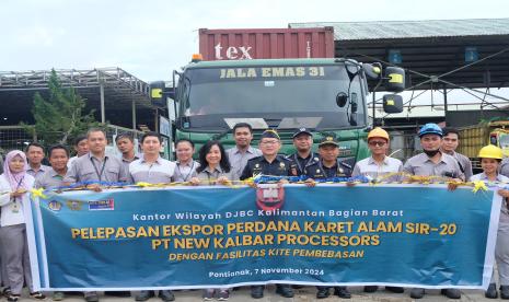 Manfaatkan fasilitas Kemudahan Impor Tujuan Ekspor (KITE) Pembebasan dari Bea Cukai, PT New Kalbar Processors (NKP) lepas ekspor perdana 83,5 ton produk karet remah atau crumb rubber senilai 154.384 dolar AS atau setara Rp 2,4 miliar ke Jepang.