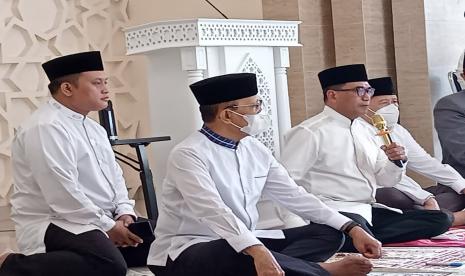 Manhub Budi Karya Sumadi didampingi Ketua Umum DKM Ash Shomad Ustaz Marzuki Al Jawie saat sambutan Pekan Muharram 1444 H, Ahad (31/7/2022)