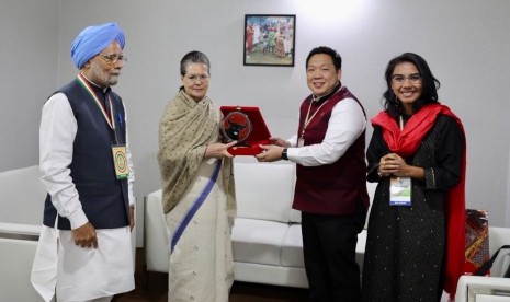 Manmohan Singh, Sonia Gandhi, Charles Honoris, dan Irine Yusiana Roba (dari kiri ke kanan).