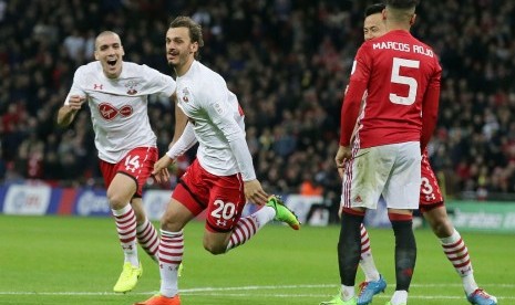 Manolo Gabbiadini (tengah) saat berselebrasi seusai menjebol gawang Manchester United.