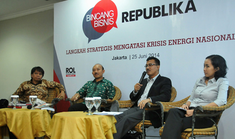 Mantan Anggota Dewan Energi Nasional Herman Agustiawan (2kanan), bersama Staf Ahli Menteri Bidang Kelembagaan dan Perencanaan Strategis Kementerian Energi Sumber Daya Mineral (KESDM) Ign Wiratmaja Puja?(2kiri) dan Ketua Umum Asosiasi Perusahaan Migas Nasio