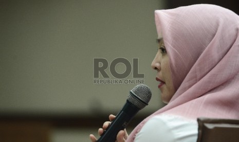 Mantan anggota DPR Fraksi Demokrat, Angelina Sondakh memberikan keterangan atas kasus Terdakwa kasus dugaan tindak pidana pencucian uang (TPPU) dari hasil korupsi, Muhammad Nazaruddin saat menjalani sidang lanjutan di Pengadilan Tipikor, Jakarta, Rabu (6/1