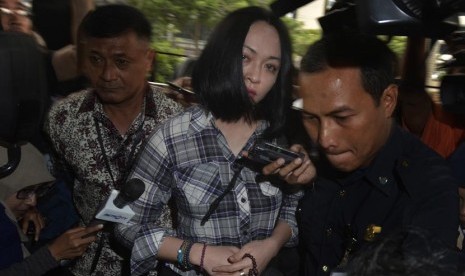 Mantan Anggota DPR Komisi X Angelina Sondakh mendapat pengawalan setibanya di gedung KPK, Jakarta, Jumat (6/12).  (Antara/Rosa Panggabean)