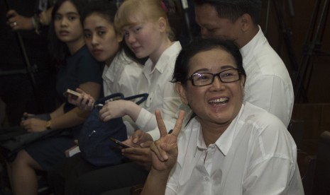 Mantan anggota DPR Miryam S. Haryani (kanan) bersiap menjalani sidang perdana kasus dugaan pemberian keterangan palsu di Pengadilan Tipikor, Jakarta, Kamis (13/7). Jaksa penuntut umum mendakwa Miryam memberi keterangan palsu dalam sidang KTP-el. 