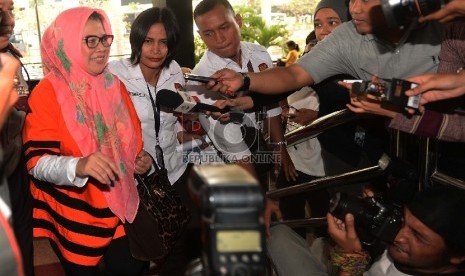  Mantan anggota DPR RI Fraksi Hanura Dewie Yasin Limpo keluar dari mobil tahanan untuk menjalani pemeriksaan di Gedung KPK, Jakarta, Senin (2/11).  (Republika/Al Farisi)