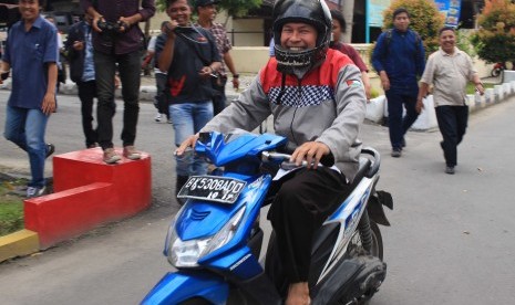 Mantan anggota DPRD Sumut periode 2009-2014 dari fraksi PKS Hidayatullah membawa sepeda motornya seusai diminta keterangan oleh KPK di Mako Sat Brimob Polda Sumut, Medan, Sumatera Utara, Rabu (31/1). 