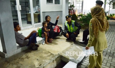 Mantan anggota Gafatar berbincang dengan petugas sambil menunggu penempatan ruangan, di Dinas Sosial Provinsi Jabar, Cibabat Cimahi, Selasa (26/1). (Republika/Edi Yusuf)