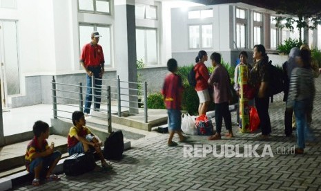 Mantan anggota Gafatar menunggu penempatan ruangan di Dinas Sosial Provinsi Jabar, Cibabat Cimahi, Selasa (26/1) malam. (Republika/Edi Yusuf)