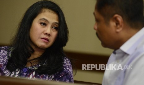 Mantan anggota Komisi V DPR Damayanti Wisnu Putranti (kiri) berbincang dengan terdakwa kasus penerima suap dalam proyek di Kementerian Pekerjaan Umum dan Perumahan Rakyat yang juga anggota Komisi V DPR Budi Supriyanto (kanan) sebelum menjalani sidang 