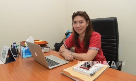 Mantan Atlet Bulutangkis tunggal putri Susi Susanti melakukan sesi foto saat ditemui di Pusat Pelatihan Bulutangkis, Cipayung, Jakarta Timur (30/3). 