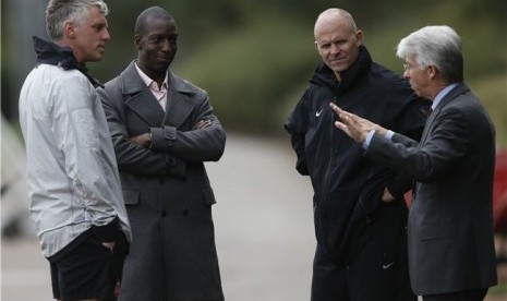 Mantan atlet Olimpiade, Michael Johnson (dua kanan), mengunjungi tempat pemusatan latihan Arsenal di London Colney, utara London, pada Selasa (2/10). 