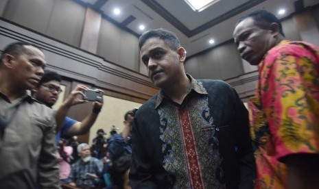 Mantan Bendahara Partai Demokrat M Nazaruddin (tengah) bersiap memberikan keterangan kasus dugaan tindak pidana korupsi pengadaan pekerjaan KTP elektronik (E-KTP) untuk tersangka Irman dan Sugiharto di Pengadilan Tipikor, Jakarta, Senin (3/4). 