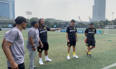 Mantan bintang dan legenda Borussia Dortmund (BVB) Patrick Owomoyela, Jorg Heinrich dan Paul Lambert melakukan coaching clinic dengan 30 atlet muda usia 8-17 tahun dari Ocean Stars Soccer Club (OSSC) BSD, di Jakarta, Sabtu (9/9/2023).