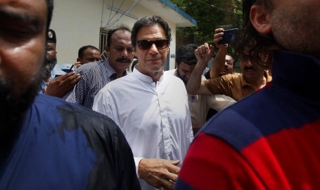 Mantan bintang kriket Pakistan yang menjadi politikus, Imran Khan. Ketua Partai Pakistan Tehreek-e-Insaf itu memberikan suaranya dalam pemilu di Islamabad, Pakistan, Rabu (25/7).