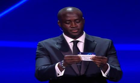 Mantan bintang Manchester City Yaya Toure saat mengambil bola undian Liga Champions musim 2022/2023. Terjadi sejumlah duel reuni yang melibatkan Robert Lewandowski, Erling Haaland, dan Angel Di Maria dengan mantan timnya dari undian ini