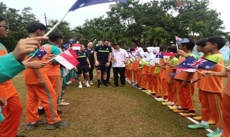 Mantan bintang sepak bola Australia Josh Kennedy dan Gema Simon menggelar pelatihan sepak bola bersama siswa-siswi dari program Sekolah Australia-Indonesia Building Relationship through intercultural Dialogue and Growing Engagement (BRIDGE), di SD Islam Al Syukro, Ciputat, Tangerang Selatan pada Selasa (10/9/2024) pagi. 