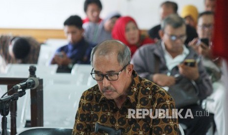 Mantan Bupati Bandung Barat Abubakar tertunduk saat sidang tuntutan kasus korupsi di Pengadilan Tipikor Bandung, Jalan LRE Martadinata, Kota Bandung, Senin (5/11).