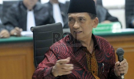  Mantan Bupati Bangkalan Fuad Amin Imron bersiap menjalani sidang perdana di Pengadilan Tindak Pidana Korupsi, Jakarta, Kamis (7/5). (Republika/Agung Supriyanto)