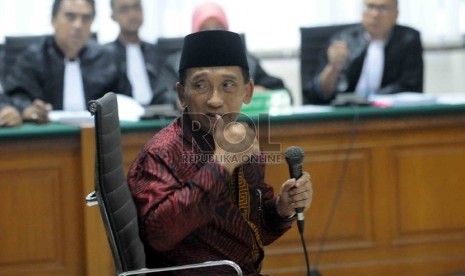  Mantan Bupati Bangkalan Fuad Amin Imron bersiap menjalani sidang perdana di Pengadilan Tindak Pidana Korupsi, Jakarta, Kamis (7/5). (Republika/Agung Supriyanto)