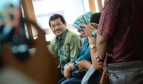 Mantan bupati Bogor Rachmat Yasin (tengah) beristirahat di ruang tunggu usai sidang perdana di Pengadilan Tipikor, Kota Bandung, Kamis (25/9).(Republika/Edi Yusuf)