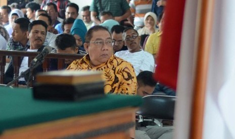 Mantan Bupati Indramayu Irianto MS Syafiuddin alias Yance menjalani sidang tuntutan di Pengadilan Tipikor Bandung, Senin (11/5). (Republika/Edi Yusuf)