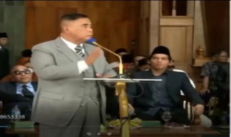 Mantan Bupati Indramayu Lucky Hakim saat diajak Panji Gumilang mengucapkan salam khas Yahudi Israel,  Havenu Shalom Aleichem di Pesantren Al Zaytun tahun lalu.