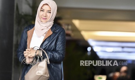 Mantan Bupati Kutai Kartanegara Rita Widyasari berjalan meninggalkan gedung KPK usai diperiksa di Jakarta.