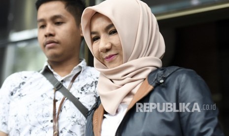 Mantan Bupati Kutai Kartanegara Rita Widyasari (kanan) 